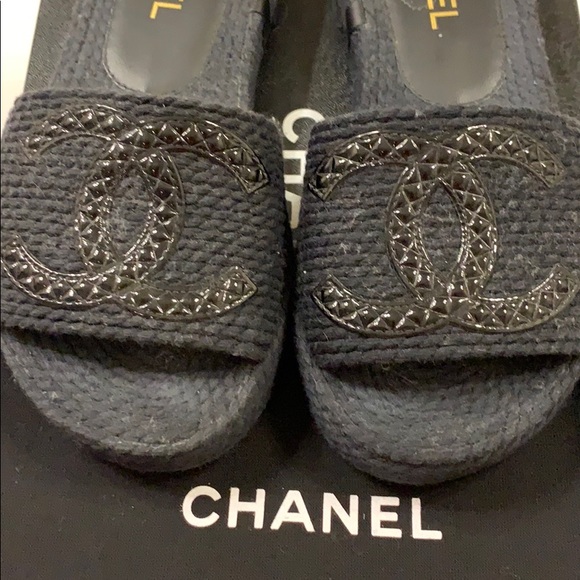 Chanel Interlocking CC Logo - Picture 2 of 5